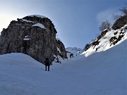 30 Accostiamo sul lato sx del ripido canalino seguendo traccia per escursionisti